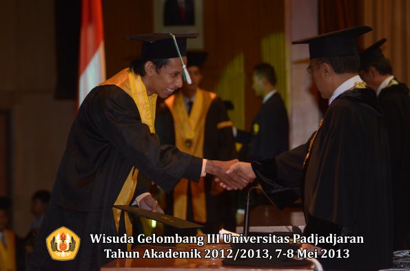 wisuda-unpad-gel-iii-ta-2012_2013-fakultas-pertanian-oleh-rektor-066