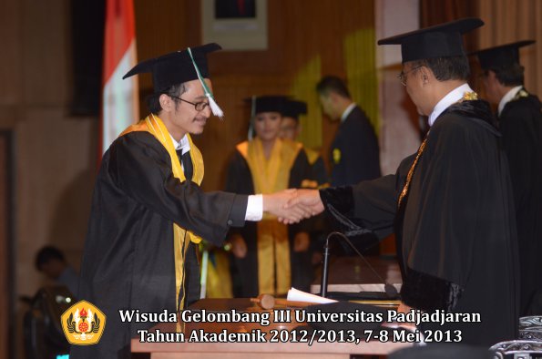 wisuda-unpad-gel-iii-ta-2012_2013-fakultas-pertanian-oleh-rektor-068