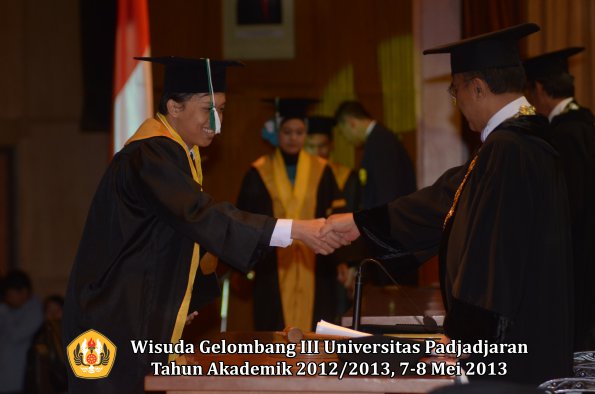 wisuda-unpad-gel-iii-ta-2012_2013-fakultas-pertanian-oleh-rektor-071