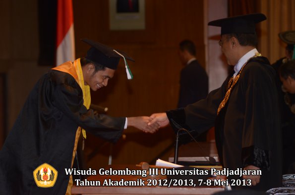 wisuda-unpad-gel-iii-ta-2012_2013-fakultas-pertanian-oleh-rektor-073