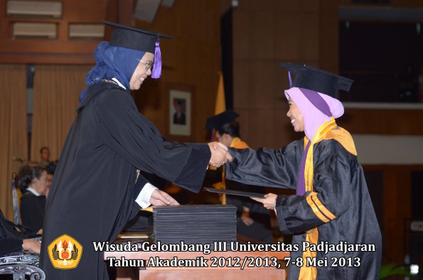 wisuda-unpad-gel-iii-ta-2012_2013-fakultas-psikologi-oleh-dekan-010