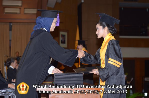 wisuda-unpad-gel-iii-ta-2012_2013-fakultas-psikologi-oleh-dekan-012