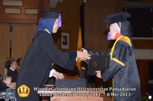 wisuda-unpad-gel-iii-ta-2012_2013-fakultas-psikologi-oleh-dekan-021