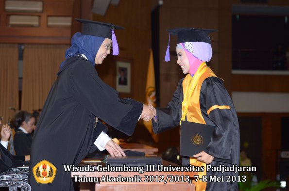 wisuda-unpad-gel-iii-ta-2012_2013-fakultas-psikologi-oleh-dekan-031