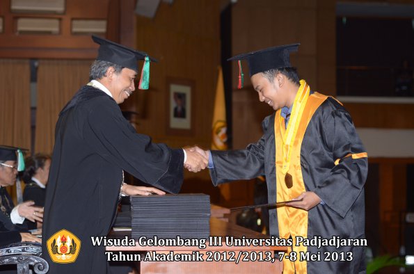 wisuda-unpad-gel-iii-ta-2012_2013-fakultas-tip-oleh-dekan-004