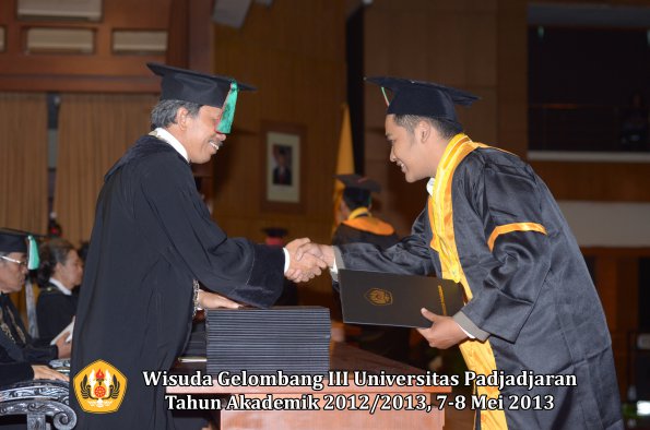 wisuda-unpad-gel-iii-ta-2012_2013-fakultas-tip-oleh-dekan-005