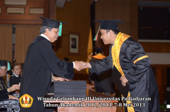 wisuda-unpad-gel-iii-ta-2012_2013-fakultas-tip-oleh-dekan-006