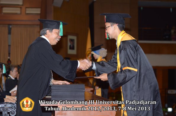 wisuda-unpad-gel-iii-ta-2012_2013-fakultas-tip-oleh-dekan-008