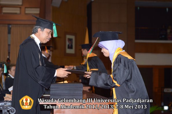 wisuda-unpad-gel-iii-ta-2012_2013-fakultas-tip-oleh-dekan-009