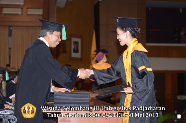 wisuda-unpad-gel-iii-ta-2012_2013-fakultas-tip-oleh-dekan-013