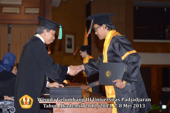 wisuda-unpad-gel-iii-ta-2012_2013-fakultas-tip-oleh-dekan-019