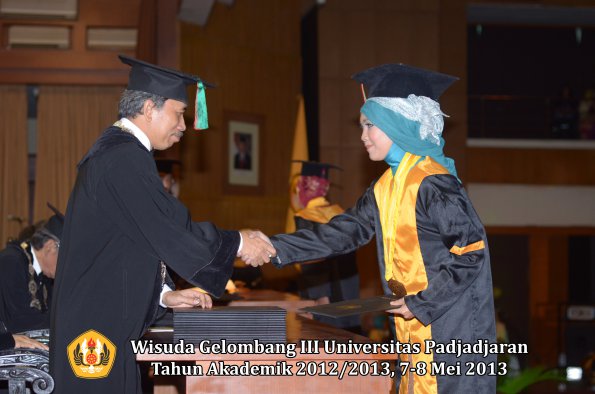 wisuda-unpad-gel-iii-ta-2012_2013-fakultas-tip-oleh-dekan-021