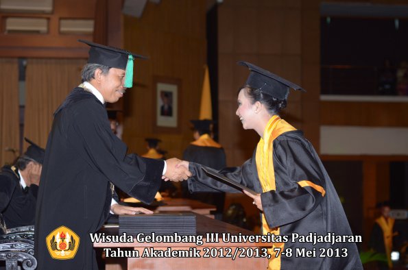 wisuda-unpad-gel-iii-ta-2012_2013-fakultas-tip-oleh-dekan-024