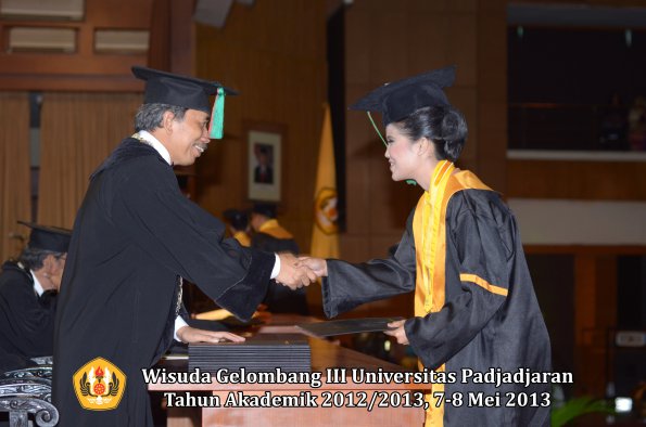 wisuda-unpad-gel-iii-ta-2012_2013-fakultas-tip-oleh-dekan-026