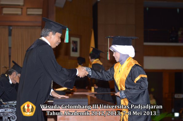 wisuda-unpad-gel-iii-ta-2012_2013-fakultas-tip-oleh-dekan-028