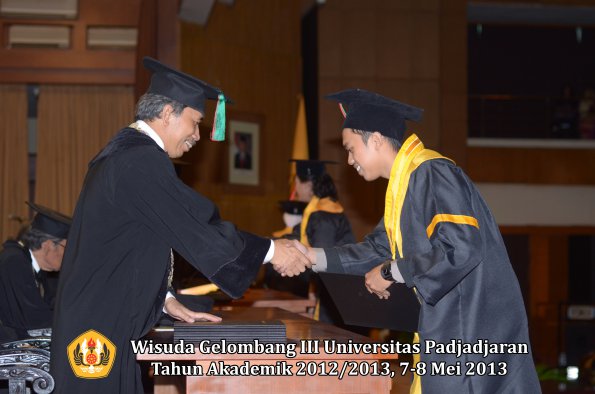 wisuda-unpad-gel-iii-ta-2012_2013-fakultas-tip-oleh-dekan-030