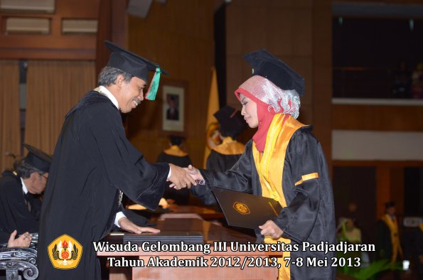 wisuda-unpad-gel-iii-ta-2012_2013-fakultas-tip-oleh-dekan-034