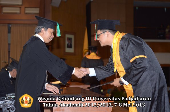 wisuda-unpad-gel-iii-ta-2012_2013-fakultas-tip-oleh-dekan-037