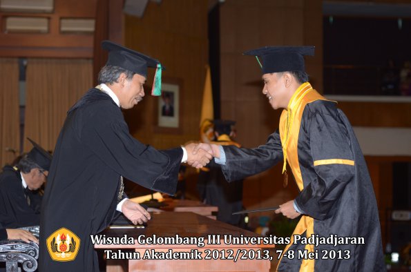 wisuda-unpad-gel-iii-ta-2012_2013-fakultas-tip-oleh-dekan-040