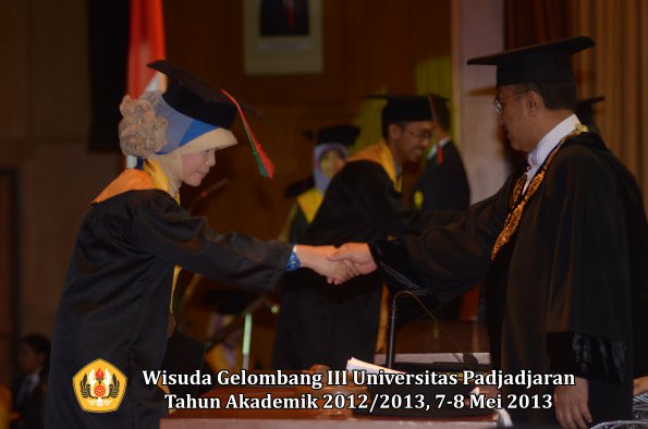 wisuda-unpad-gel-iii-ta-2012_2013-fakultas-tip-oleh-rektor-007