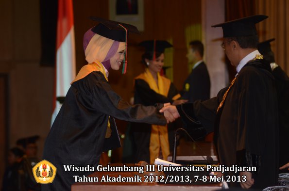wisuda-unpad-gel-iii-ta-2012_2013-fakultas-tip-oleh-rektor-012