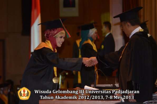 wisuda-unpad-gel-iii-ta-2012_2013-fakultas-tip-oleh-rektor-020
