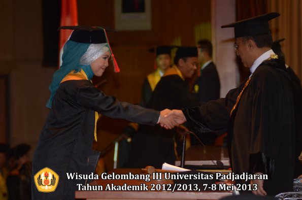 wisuda-unpad-gel-iii-ta-2012_2013-fakultas-tip-oleh-rektor-021