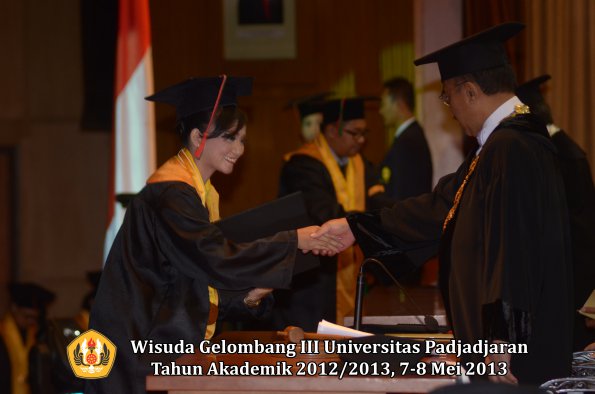 wisuda-unpad-gel-iii-ta-2012_2013-fakultas-tip-oleh-rektor-024