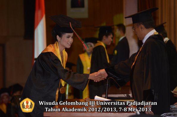 wisuda-unpad-gel-iii-ta-2012_2013-fakultas-tip-oleh-rektor-026