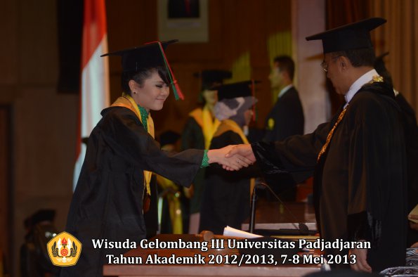 wisuda-unpad-gel-iii-ta-2012_2013-fakultas-tip-oleh-rektor-027