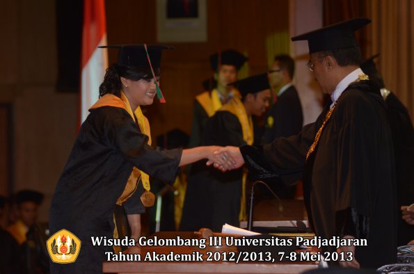 wisuda-unpad-gel-iii-ta-2012_2013-fakultas-tip-oleh-rektor-029