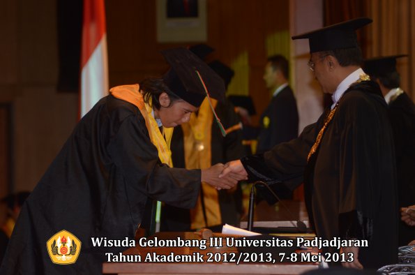 wisuda-unpad-gel-iii-ta-2012_2013-fakultas-tip-oleh-rektor-031