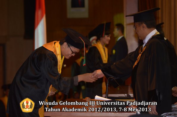 wisuda-unpad-gel-iii-ta-2012_2013-fakultas-tip-oleh-rektor-032