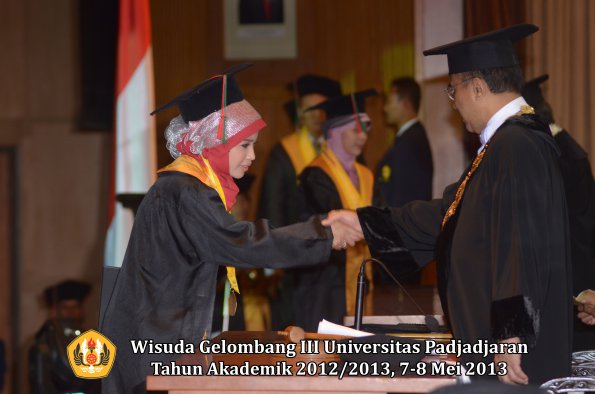 wisuda-unpad-gel-iii-ta-2012_2013-fakultas-tip-oleh-rektor-034