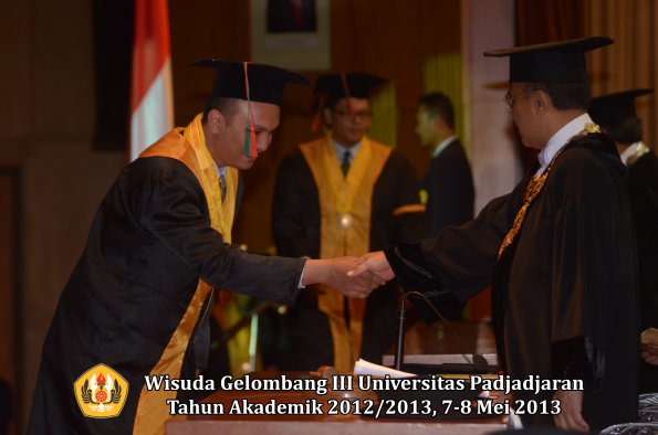 wisuda-unpad-gel-iii-ta-2012_2013-fakultas-tip-oleh-rektor-036