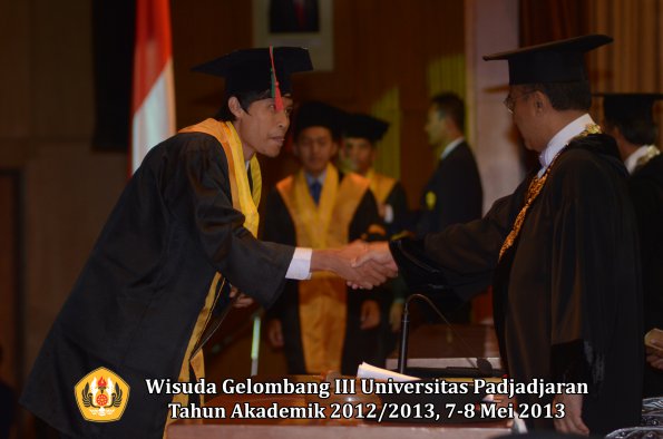 wisuda-unpad-gel-iii-ta-2012_2013-fakultas-tip-oleh-rektor-038