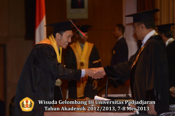 wisuda-unpad-gel-iii-ta-2012_2013-fakultas-tip-oleh-rektor-039