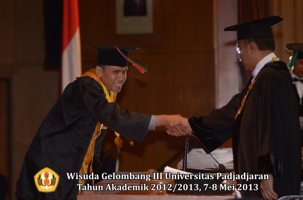 wisuda-unpad-gel-iii-ta-2012_2013-fakultas-tip-oleh-rektor-040