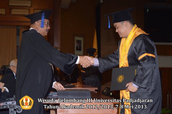 wisuda-unpad-gel-iii-ta-2012_2013-fakultas-isip-oleh-dekan-139