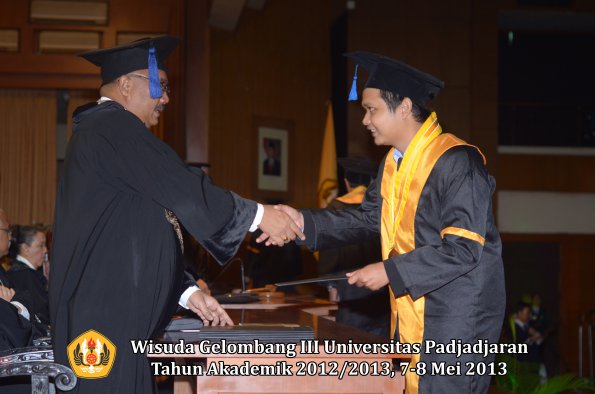 wisuda-unpad-gel-iii-ta-2012_2013-fakultas-isip-oleh-dekan-149