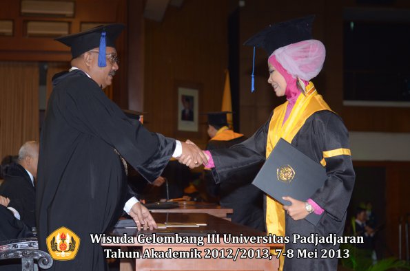 wisuda-unpad-gel-iii-ta-2012_2013-fakultas-isip-oleh-dekan-154