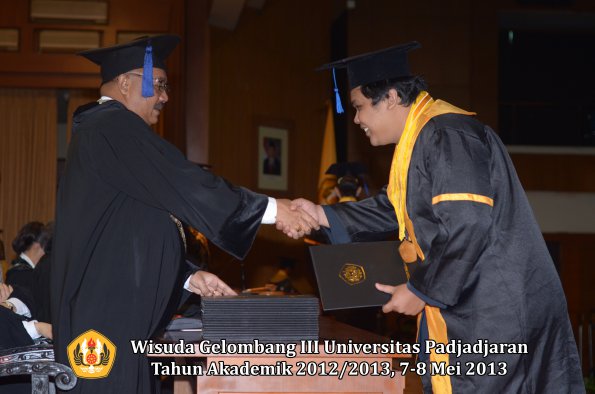 wisuda-unpad-gel-iii-ta-2012_2013-fakultas-isip-oleh-dekan-181