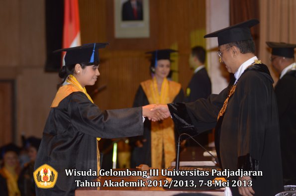 wisuda-unpad-gel-iii-ta-2012_2013-fakultas-isip-oleh-rektor-016