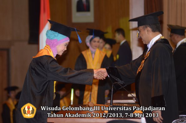 wisuda-unpad-gel-iii-ta-2012_2013-fakultas-isip-oleh-rektor-018