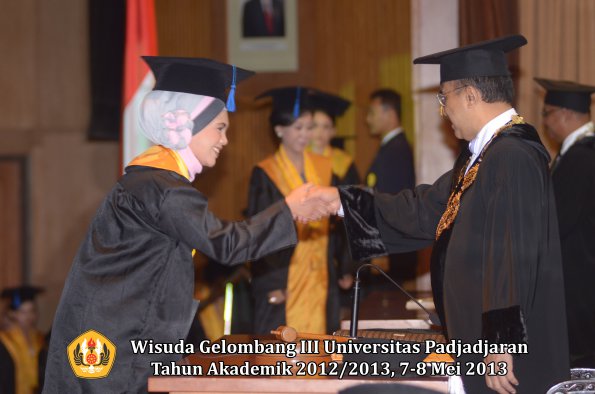 wisuda-unpad-gel-iii-ta-2012_2013-fakultas-isip-oleh-rektor-019