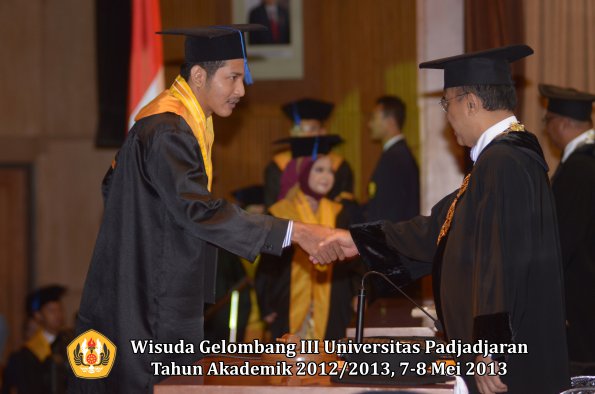 wisuda-unpad-gel-iii-ta-2012_2013-fakultas-isip-oleh-rektor-036