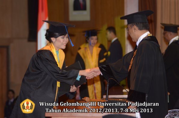 wisuda-unpad-gel-iii-ta-2012_2013-fakultas-isip-oleh-rektor-064