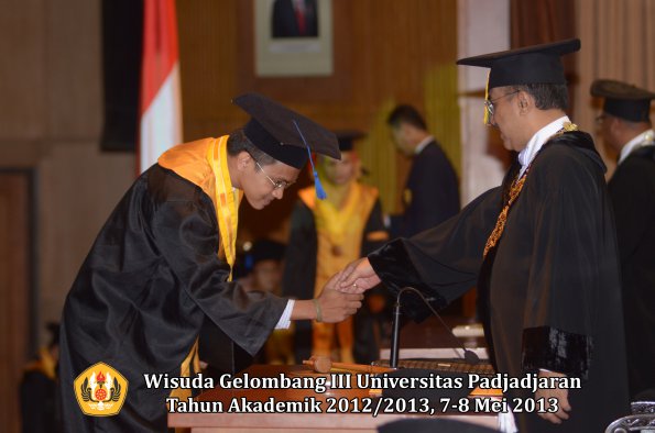 wisuda-unpad-gel-iii-ta-2012_2013-fakultas-isip-oleh-rektor-071