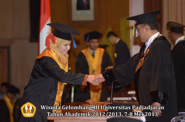 wisuda-unpad-gel-iii-ta-2012_2013-fakultas-isip-oleh-rektor-072