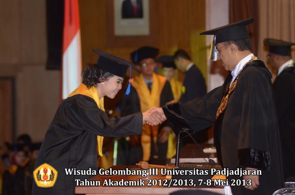 wisuda-unpad-gel-iii-ta-2012_2013-fakultas-isip-oleh-rektor-074